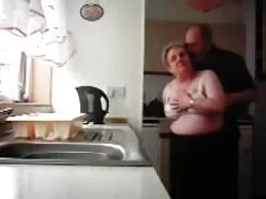 Mujer cogiendo con u ...
