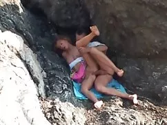 La señora ordeña una ...