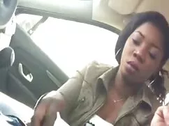 Una mujer lava el pi ...